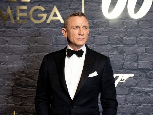007」60周年記念パーティー開催 ダニエル・クレイグがタキシードで登場