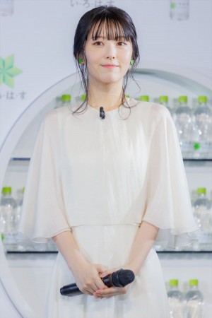 浜辺美波、「い・ろ・は・す」新ボトル 全国発売 プレス発表会に登場