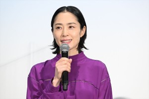 深津絵里、映画『すずめの戸締まり』初日舞台挨拶に登場
