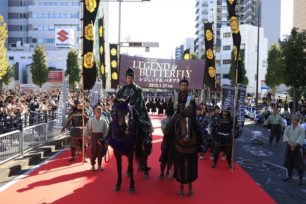 木村拓哉“信長”姿で「出陣じゃ！」「ぎふ信長まつり」パレードに1万5千人が熱狂　