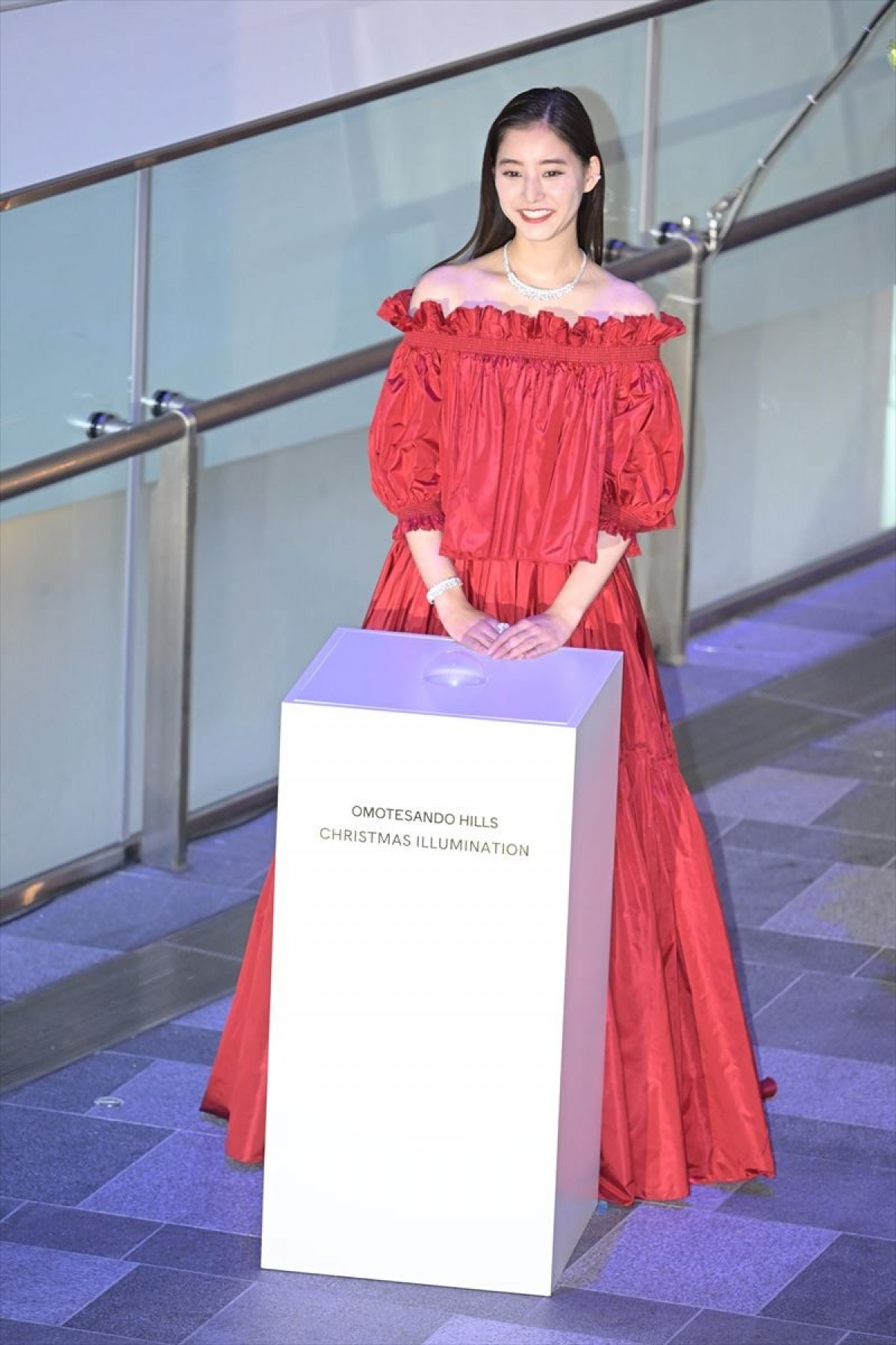 新木優子、美しい深紅のドレス姿　ツリー点灯式でクリスマスの思い出語る