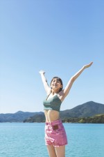 吉岡里帆Wアニバーサリー写真集『日日（にちにち）』より、お昼の島散歩。