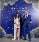 「ブルガリ セルペンティ スパークル 2022」の点灯式に登場したKoki，（右）ブルガリ ジャパン株式会社 代表取締役社長 ヴィンセント・ライネス