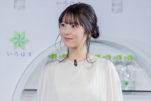 浜辺美波、「い・ろ・は・す」新ボトル 全国発売 プレス発表会に登場