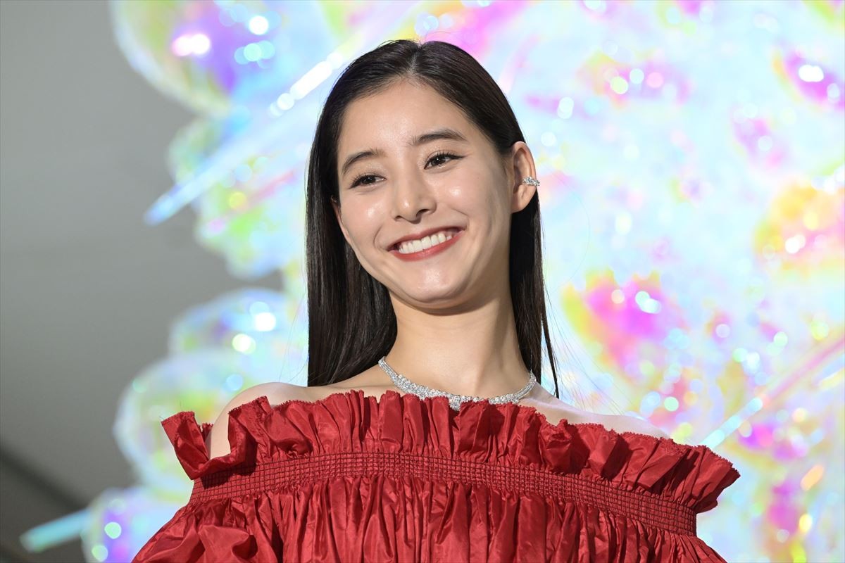 新木優子、美しい深紅のドレス姿　ツリー点灯式でクリスマスの思い出語る