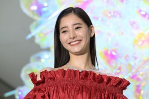 新木優子、「表参道ヒルズ クリスマスイルミネーション 2022 点灯式」に登場