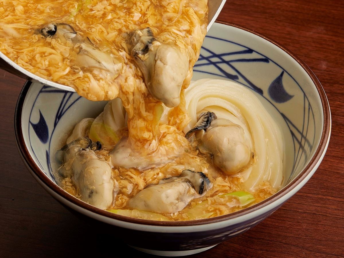 丸亀製麺に「牡蠣たまあんかけうどん」登場！ “広島産ゆで牡蠣”を贅沢に6個のせ