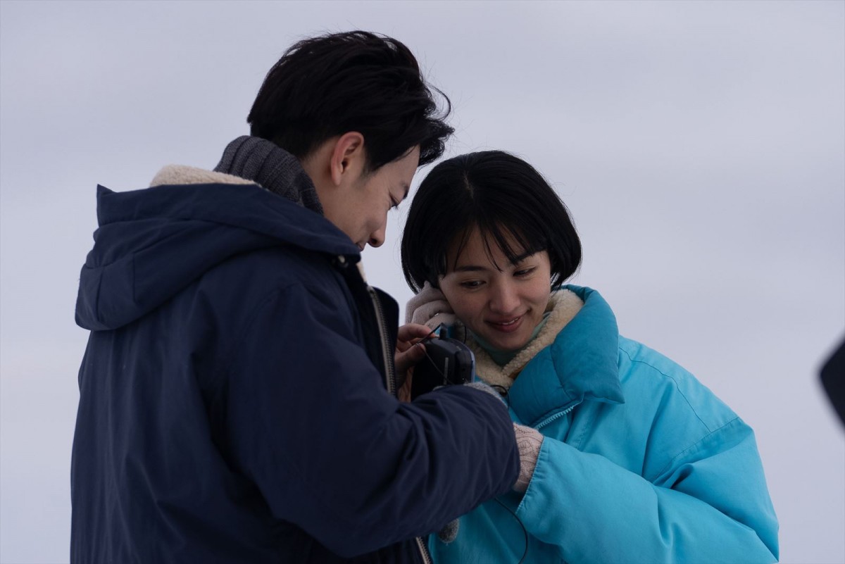 『First Love 初恋』Netflixで5日間連続1位！　満島ひかり×佐藤健らメイキング写真一挙公開