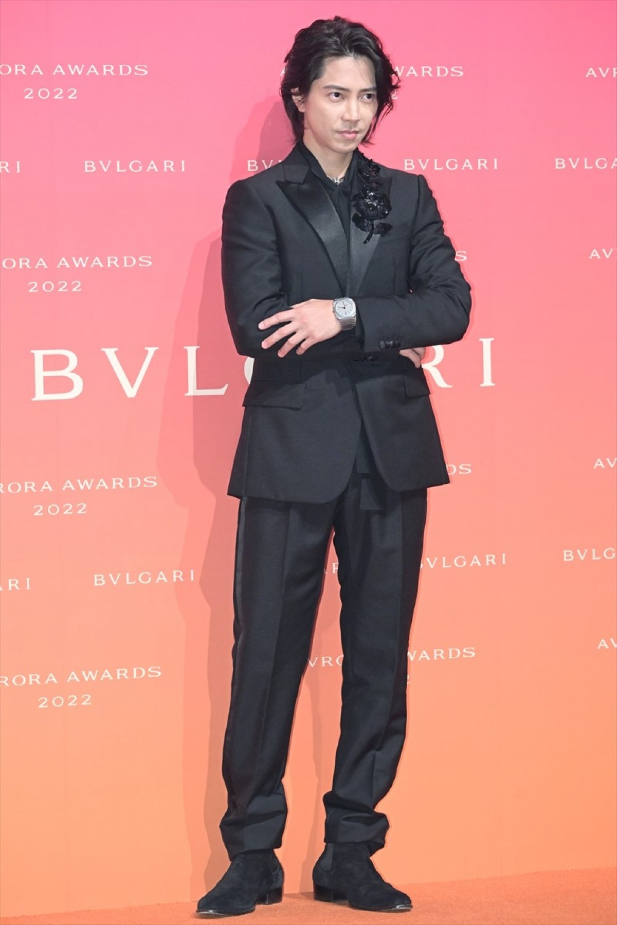山下智久、ブラックスーツでスタイリッシュに登場　2022年は「幸せな一年を過ごせた」