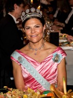 スウェーデン王室ヴィクトリア王太子、ピンクのドレス＆きらびやかなティアラでノーベル賞授賞式に