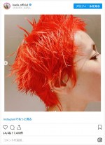 髪を赤色に染めた木村カエラ ※「木村カエラ」インスタグラム