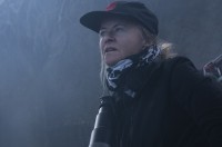 『ロード・オブ・ザ・リング：力の指輪』シーズン2　撮影現場のシャーロット・ブランドストロム監督