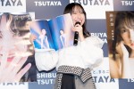 1st写真集「羅針盤」発売記念会見に出席した金村美玖