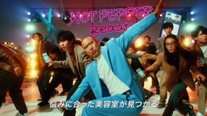 コロチキ・ナダルが“髪質の悩み”を語る!?　新ウェブCMで“キレのない”ダンス披露