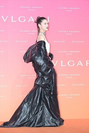 森星、「BVLGARI AVRORA AWARDS 2022」ゴールデンカーペットセレモニーに登場