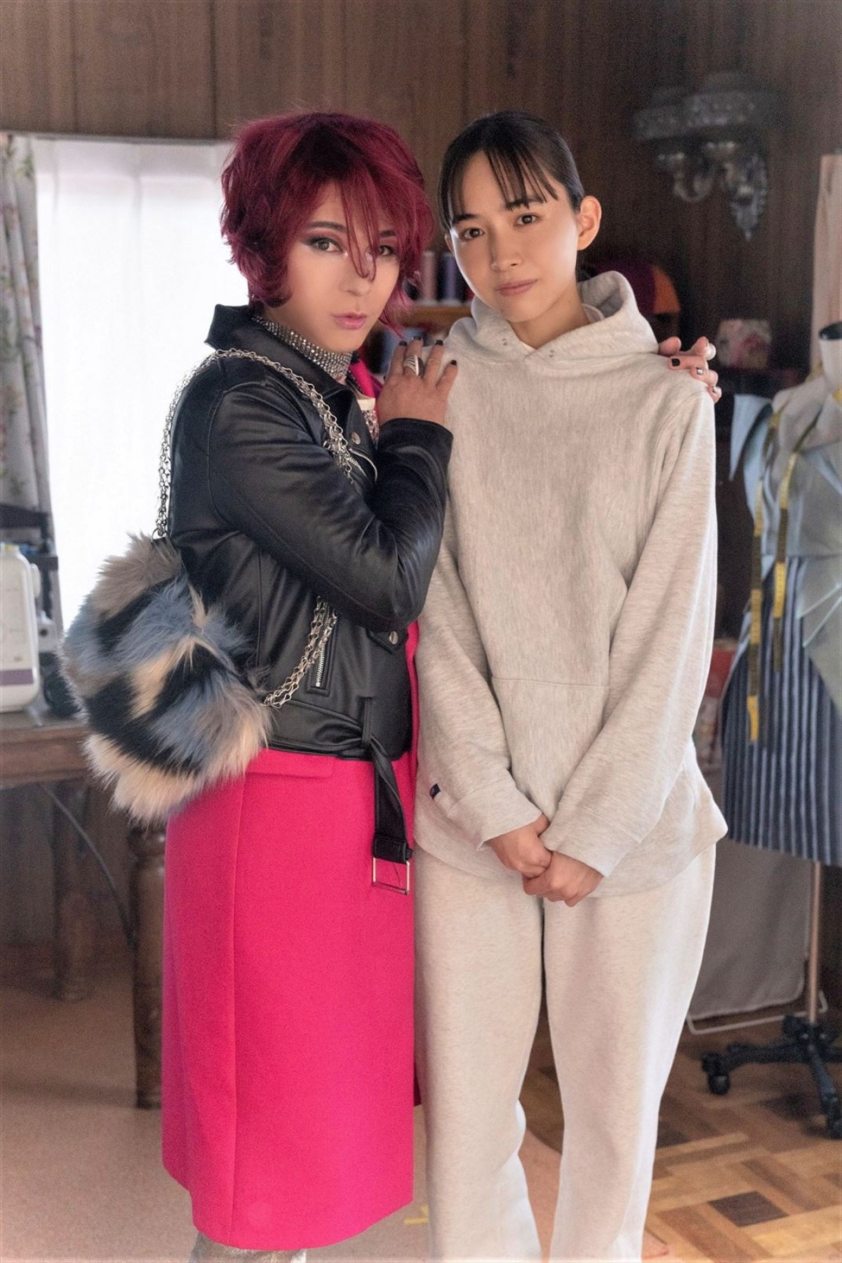 井桁弘恵×武田真治が“地味な田舎女子”と“ドラァグクィーン”に　新ドラマ『自由な女神』、3月スタート