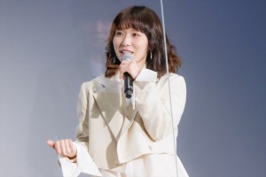 松岡茉優、映画『スクロール』完成披露舞台挨拶に登場