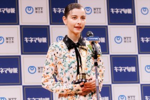 嵐莉菜、「2022年第96回キネマ旬報ベスト・テン」発表＆表彰式に登場