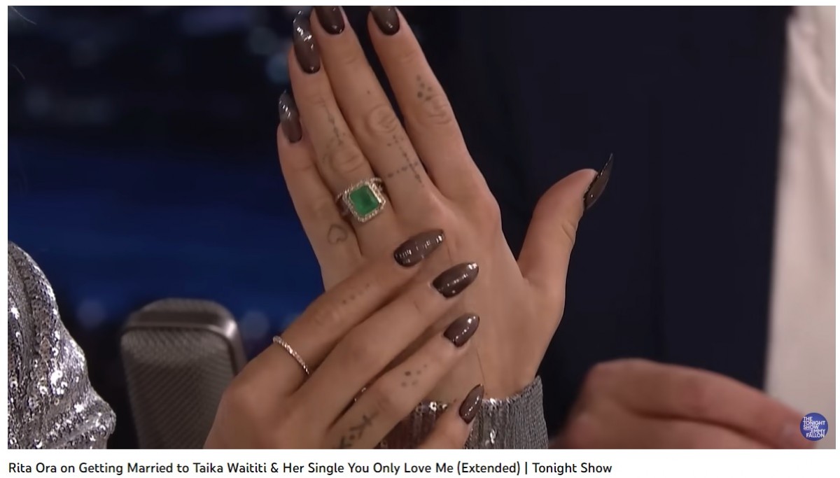 リタ・オラ、タイカ・ワイティティからもらった婚約指輪を披露　お値段50万ドルの可能性も