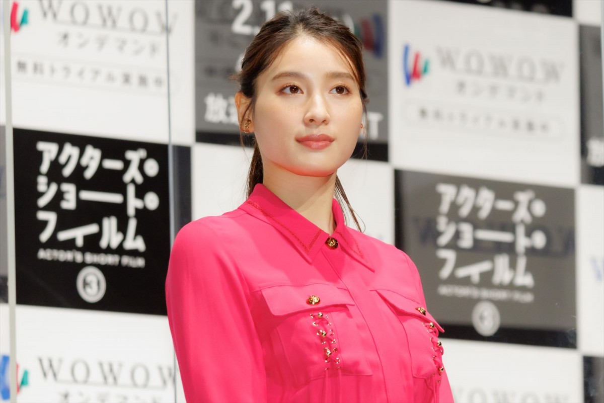 土屋太鳳、有村架純との共演「夢が叶った」　結婚発表後初の公の場　鮮やかなロングワンピース姿で登壇