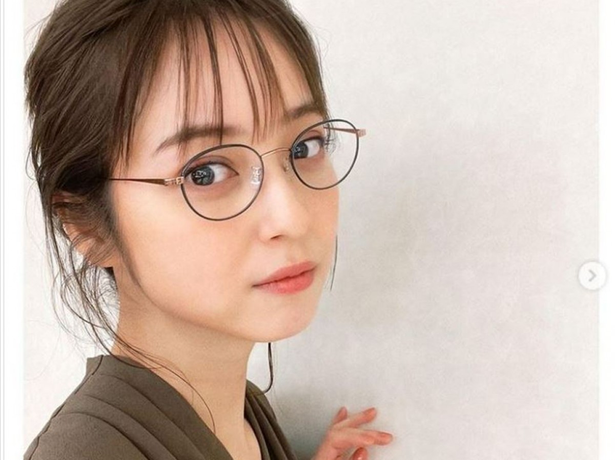 佐々木希、メガネ＆後れ毛の知的ショットに反響「可愛さ余裕で世界一