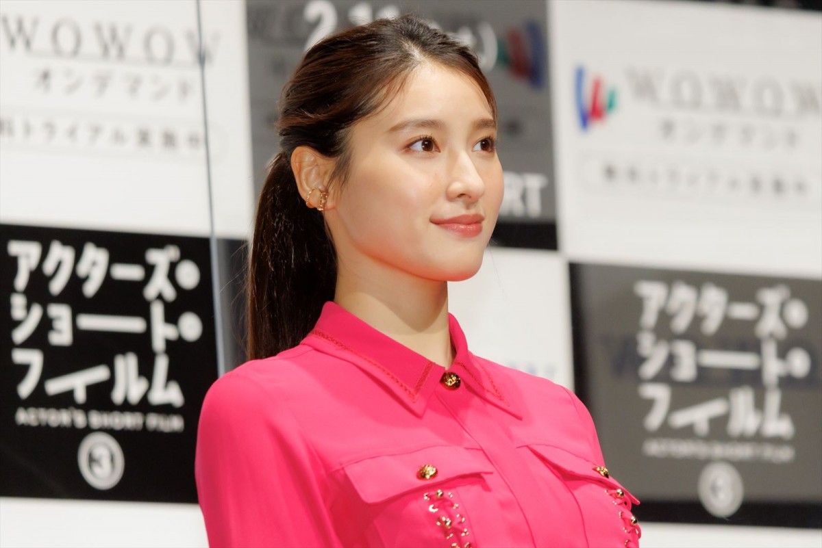 土屋太鳳、有村架純との共演「夢が叶った」　結婚発表後初の公の場　鮮やかなロングワンピース姿で登壇