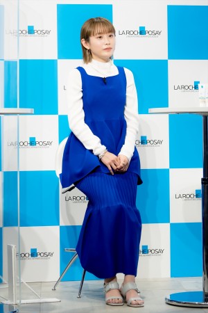 高橋愛、「ラ ロッシュ ポゼ 20周年記念ブランドアンバサダー就任発表会」に登場