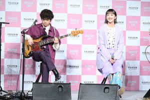 緑黄色社会、INSTAX“チェキ”新製品発表会に登場