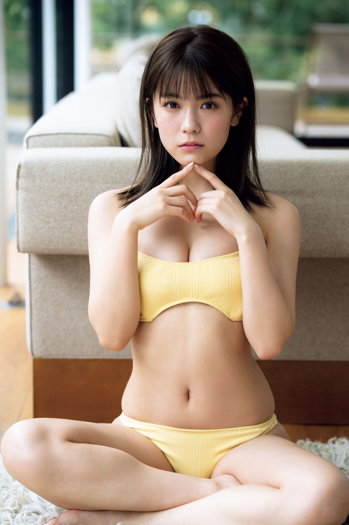 「シャルロット」一ノ瀬瑠菜15歳、透明感あふれるグラビア