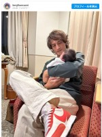 【写真】本並健治58歳、生後2週間の娘の抱っこショット公開「ミルク後のゲップに四苦八苦」