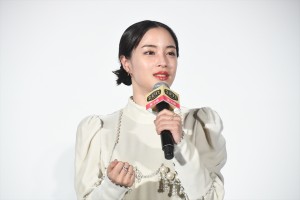 広瀬すず、『映画 ネメシス 黄金螺旋の謎』初日舞台挨拶に登場