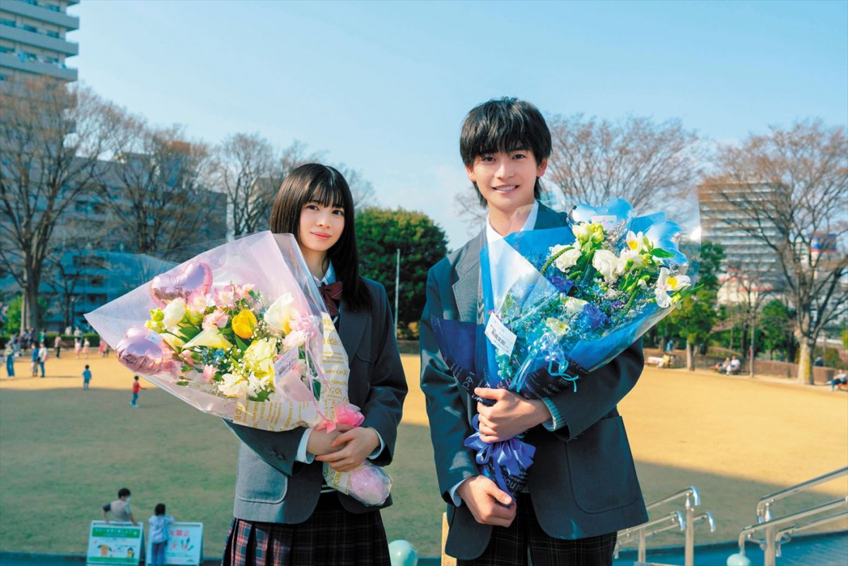 映画『交換ウソ日記』よりクランクアップした(左から)桜田ひより、高橋文哉