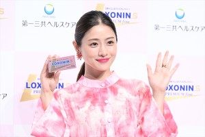 石原さとみ、「ロキソニンSプレミアムファイン」新CM発表会に登場