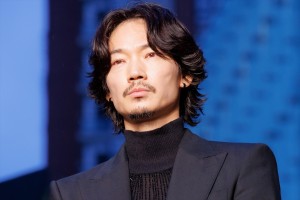 綾野剛、映画『最後まで行く』大階段スペシャルフォトセッション＆完成披露舞台挨拶に登場