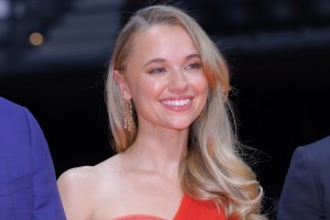 マディソン・アイズマン、『聖闘士星矢 The Beginning』ジャパンプレミアに登場