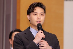 磯村勇斗、ドラマ『ケイジとケンジ、時々ハンジ。』記者会見に登場