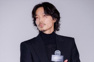 綾野剛、映画『最後まで行く』大階段スペシャルフォトセッション＆完成披露舞台挨拶に登場