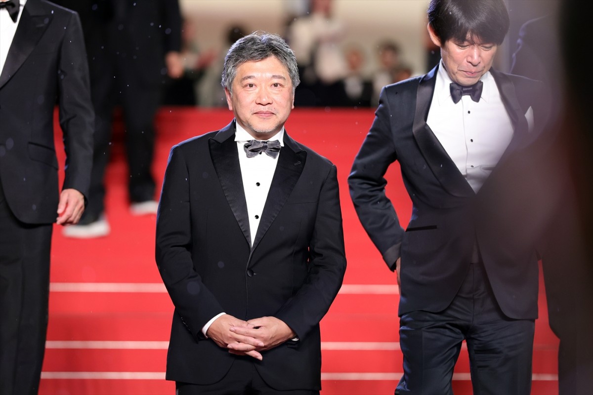 安藤サクラ、シャネルの白のロングドレス姿でレッドカーペットに＜カンヌ国際映画祭＞