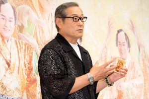 松平健、「ビバ～マツケンサンバIIワールドカフェ～オレ！」囲み取材に登場