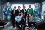 【写真】井ノ原快彦「生まれてみるものだな～（笑）」　『特捜9』メンバーが井ノ原の誕生日をバルーンで祝福