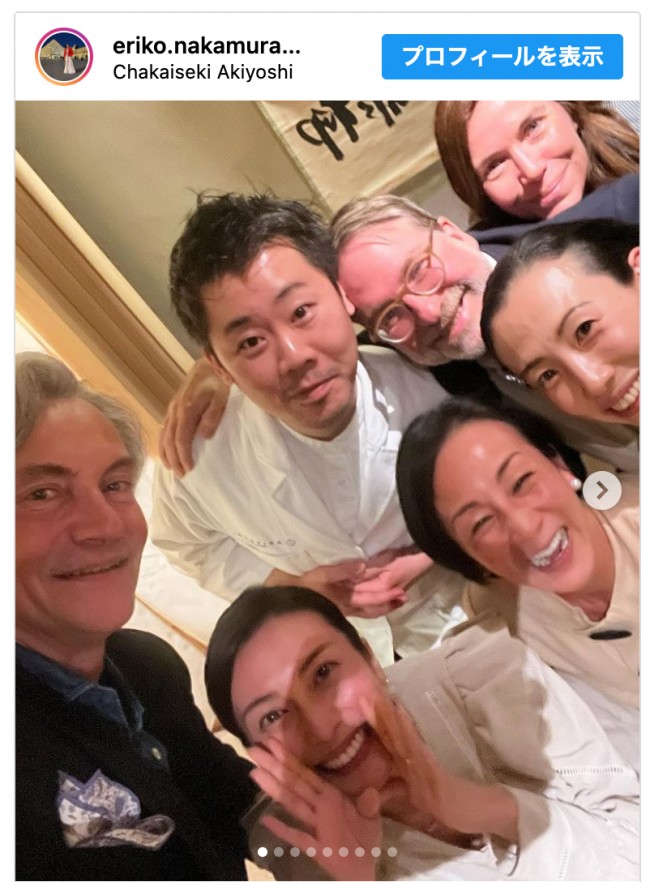 在仏の中村江里子や夫、友人たちと柴咲コウの集合ショット　※「中村江里子」インスタグラム