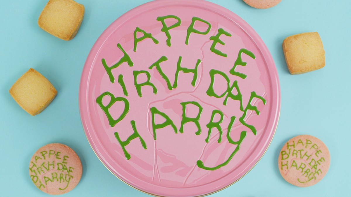 ハリポタ』“ハグリッドが作ったケーキ”がクッキー缶に！ 『賢者の石
