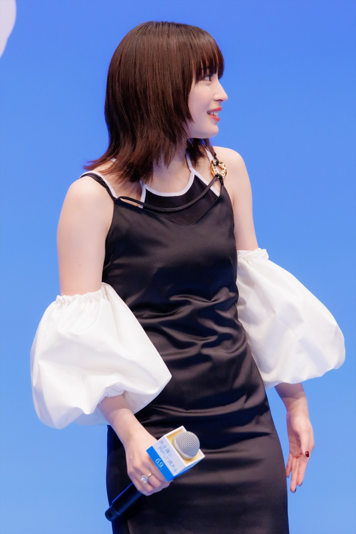 広瀬すず、肩出し＆深々スリットのブラックドレスのオフショを公開「ビジュ爆発」反響