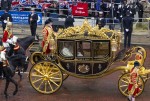 ウェストミンスター寺院に向かうチャールズ国王とカミラ王妃を乗せた馬車「ダイヤモンド・ジュビリー・ステイト・コーチ」（現地時間5月6日）
