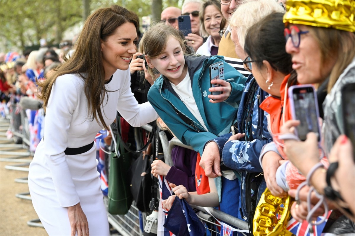 キャサリン妃、ウィリアム皇太子＆チャールズ国王と一緒にサプライズでファンと交流　ヘンリー王子はロンドンに到着