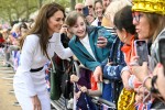 キャサリン妃、ウィリアム皇太子＆チャールズ国王と一緒にサプライズでファンと交流（現地時間5月5日）