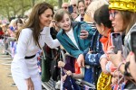 キャサリン妃、ウィリアム皇太子＆チャールズ国王と一緒にサプライズでファンと交流（現地時間5月5日）
