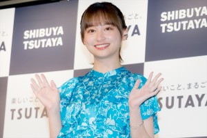 日向坂46・影山優佳、1st写真集『知らないことだらけ』発売記念記者会見に登場