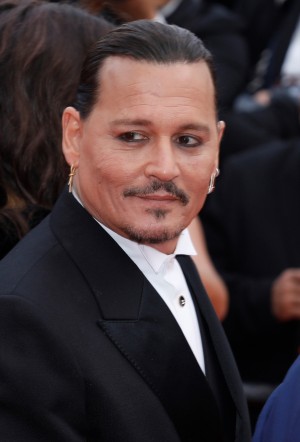 第76回カンヌ国際映画祭オープニングセレモニーに登場したジョニー・デップ