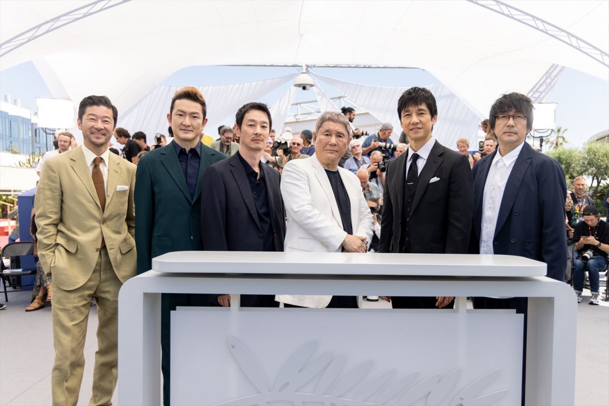 北野武監督・西島秀俊・加瀬亮ら、クールなジャケットスタイルでカンヌ映画祭フォトコールへ　映画『首』公式会見レポート
